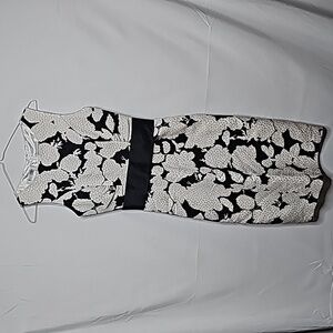 Kay Unger form fitting black white sleeveless midi dress sz 2